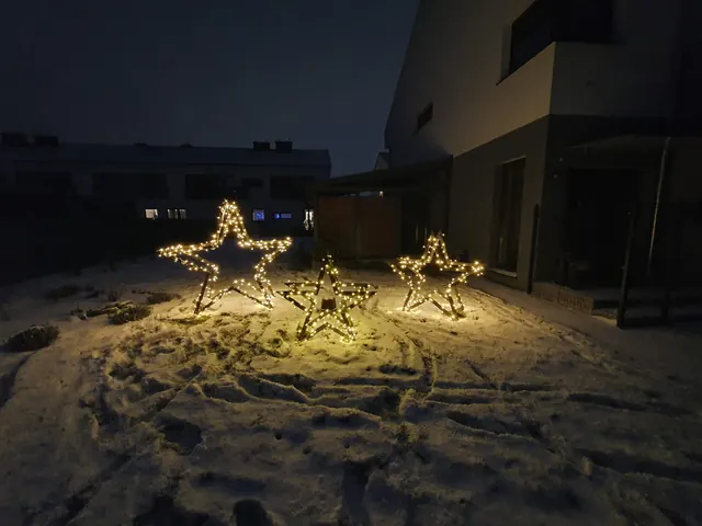 Gwiazda ModoStar nocą na trawniku